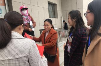 向路人宣傳減少使用塑料垃圾袋，減少白色污染